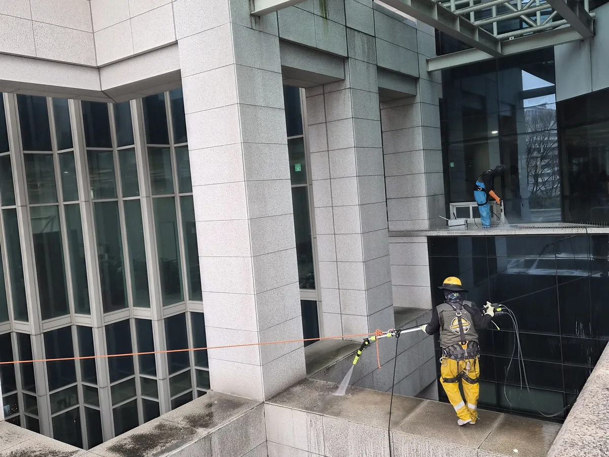 고성군 구만면 상가건물 옥상 파라펫 장비 주변 정밀 위생청소 사례 - 행진크린