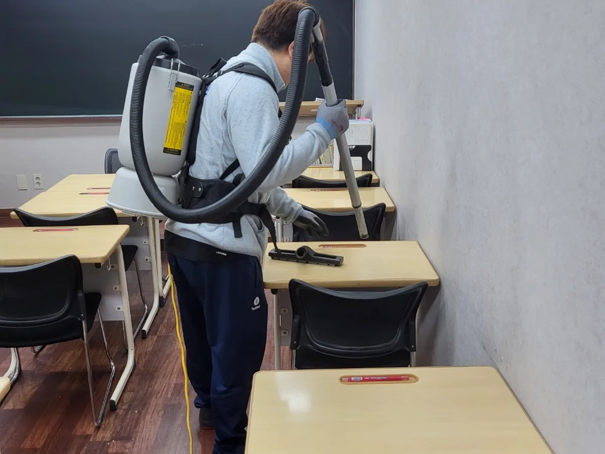 창원시 마산합포구 월남동1가 학교 현관·중앙홀 바닥 위생청소 사례 - 행진크린