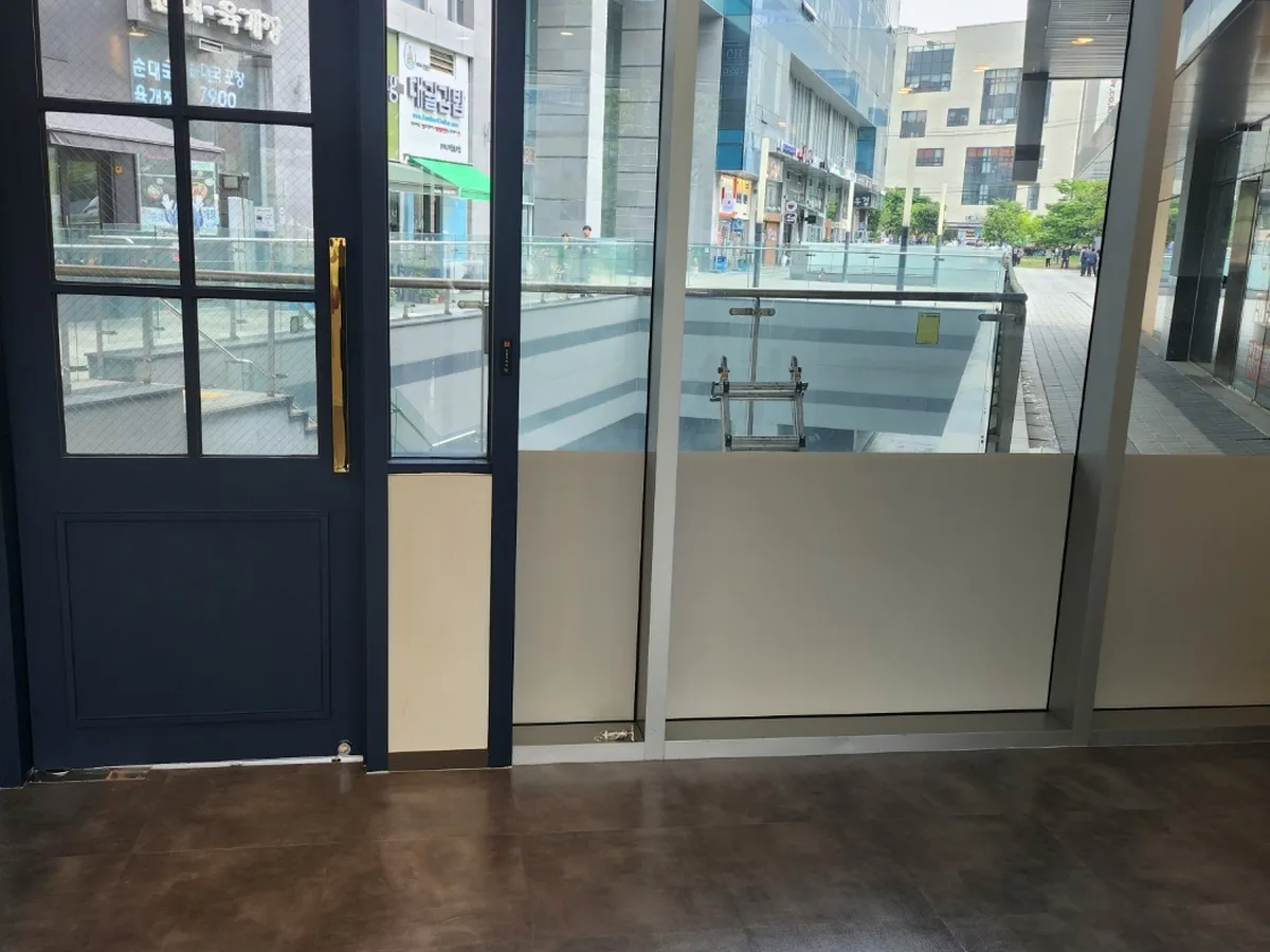 거제시 상동동 현장 출입문·프레임 바닥 위생청소 사례 - 행진크린